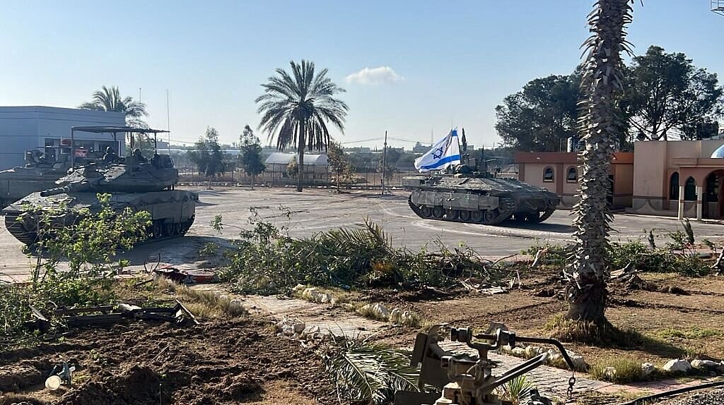Tanquies israelíes en calles de Rafá desalojada