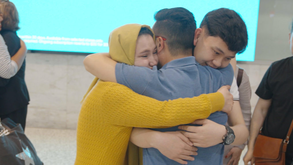 Zaki Haidari abraza a su familia