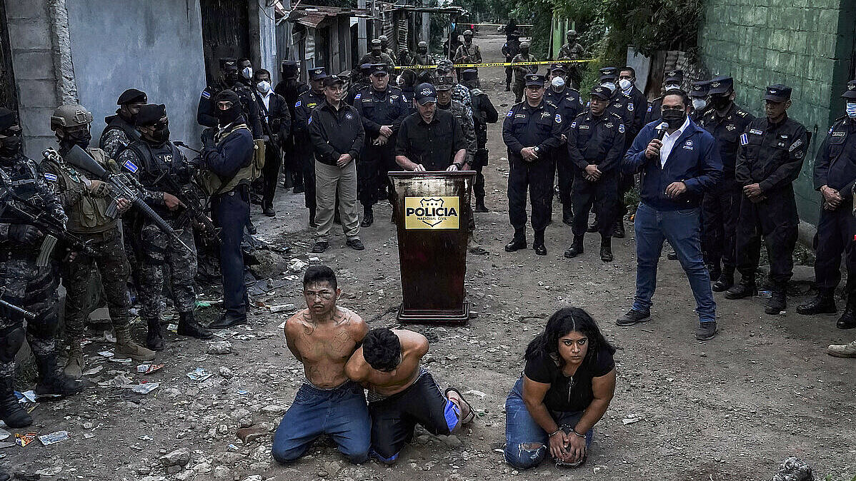 Muestra de detención de supuestos miembros de bandas en El Salvador