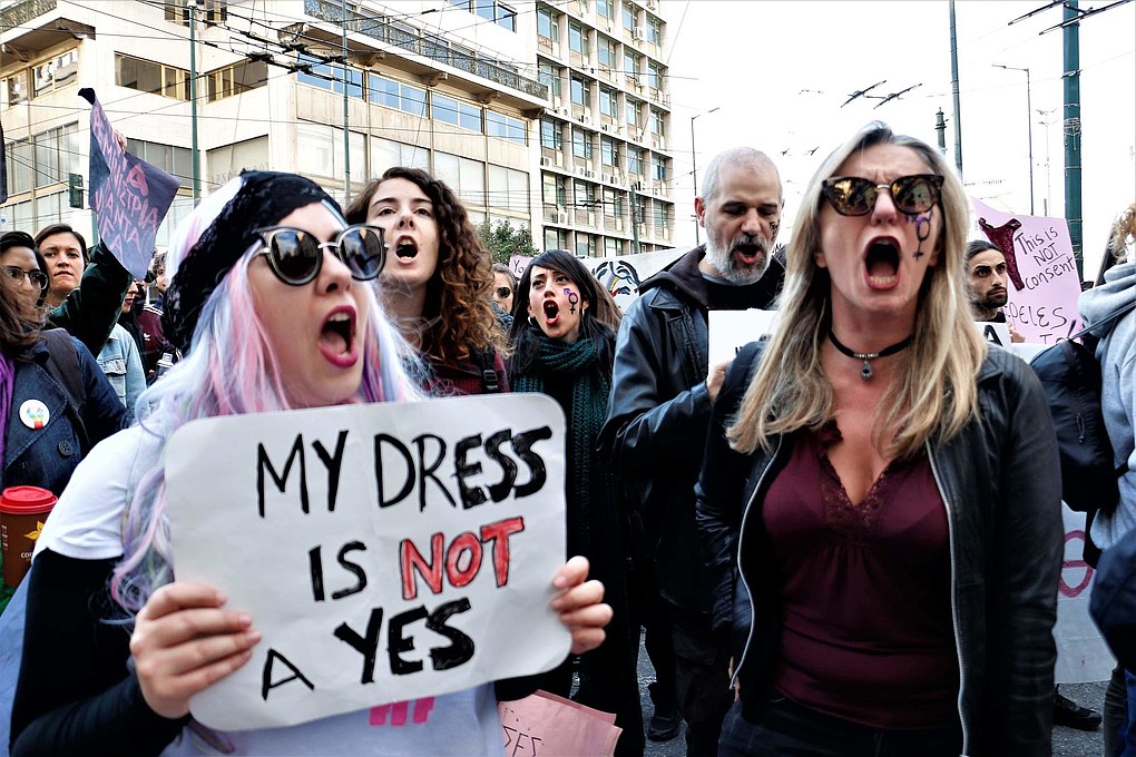 Cientos de personas se manifiestan contra la violación, el sexismo y la mutilación genital femenina en Grecia.