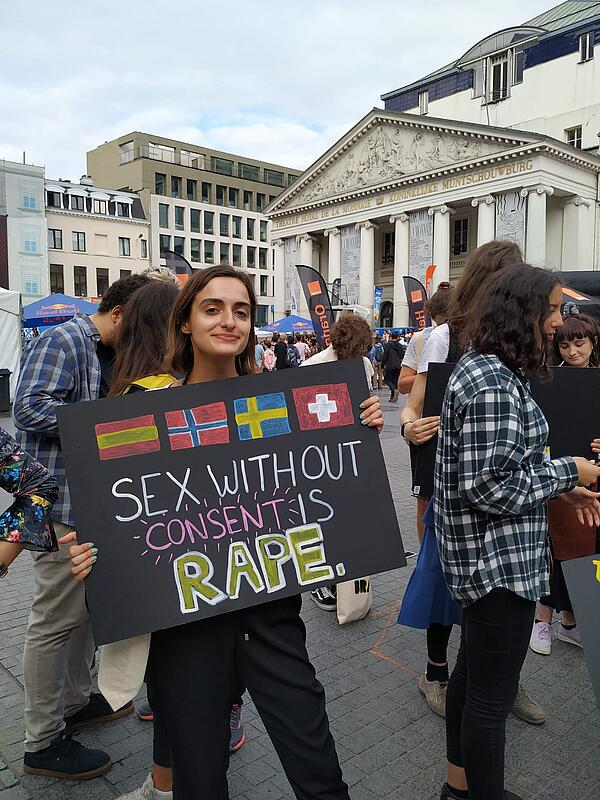 Laura Montoya portando un cartel con lemas sobre consentimento. © Laura Montoya