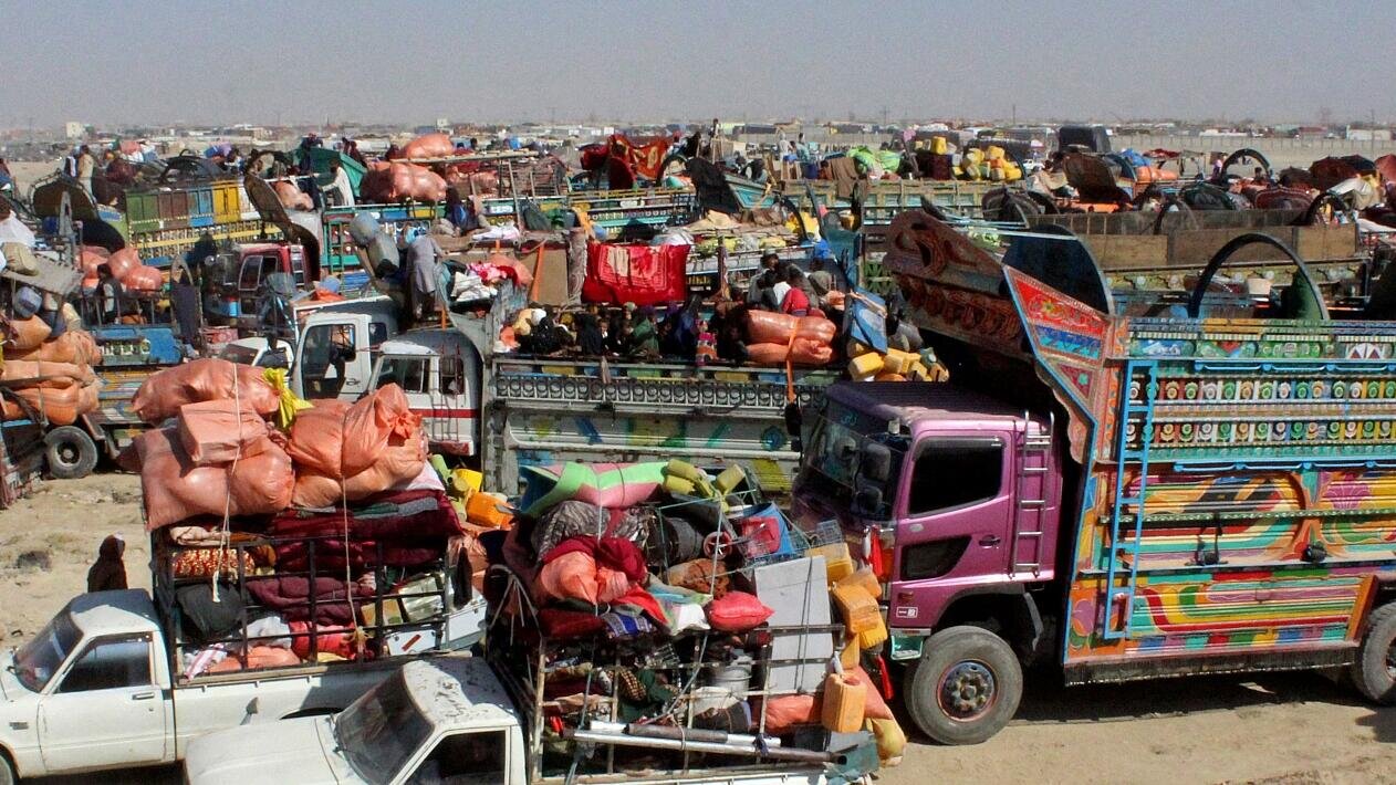 Caravanas de vehículos cargados de enseres de personas refugiadas procedentes de Afganistán 