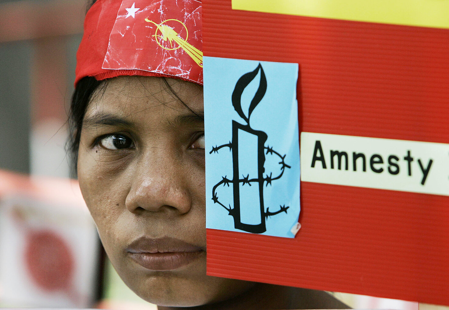 Una activista de AmnistIa Internacional participa en una protesta contra la Junta Militar de Myanmar y la represión ejercida contra los activistas...