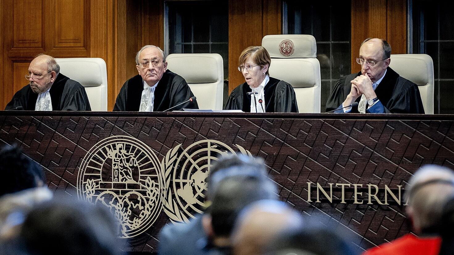 El Presidente Donoghue (2º dcha.) y otros jueces durante una sentencia de la Corte Internacional de Justicia (CIJ) sobre una petición de Sudáfrica...