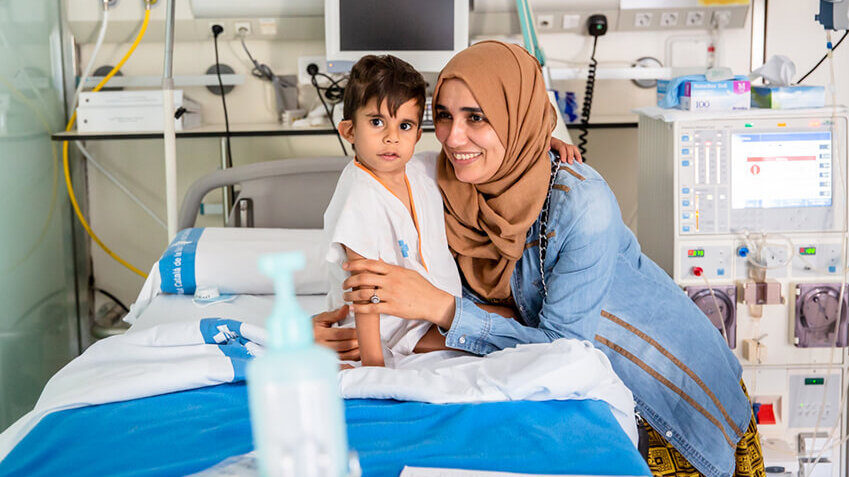 Un menor acude al hospital acompañado de su madre. Recuperar la universalidad en el acceso a la salud es un avance para los derechos humanos. 