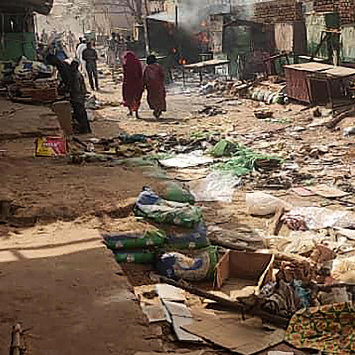 Una calle destrozada en Sudán.