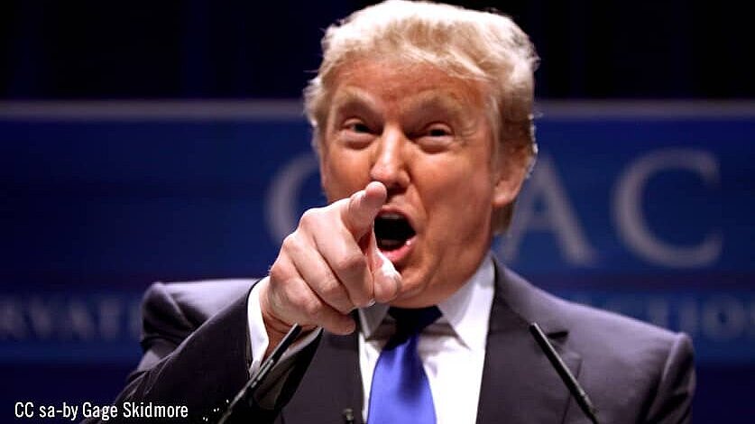 Trump señalando con el dedo