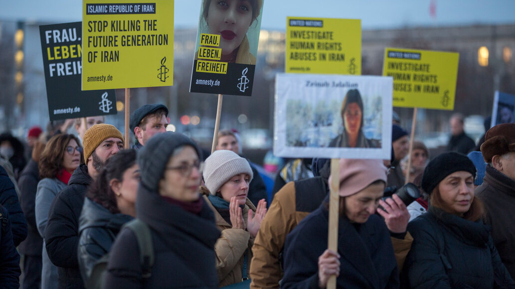 Protesta de activistas de Amnistía Internacional Alemania con pancartas de apoyo a quienes se manifiestan en Irán y son ejecutados por ejercer su...