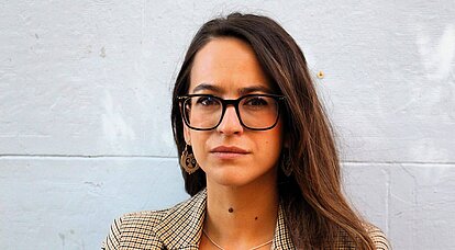 Primer plano de Clara del Campo, responsable de campañas para las Américas en Amnistía Internacional