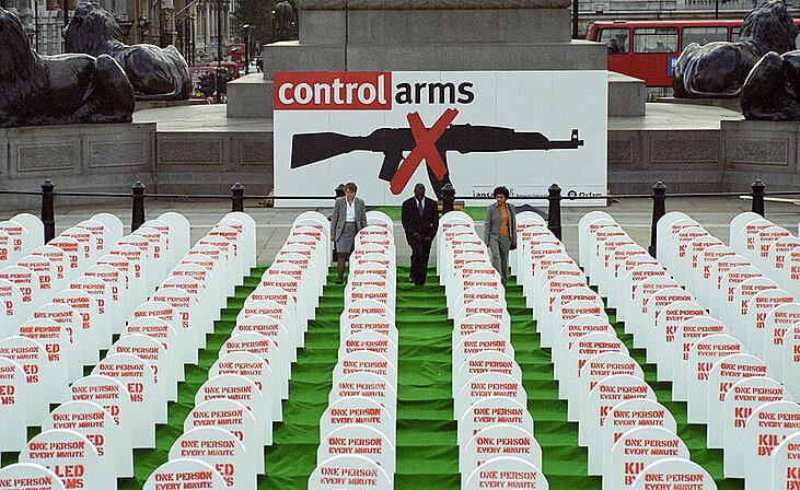 La presentación internacional de la campaña "Armas bajo control" tuvo lugar en Trafalgar Square. En la plaza se instaló un cementerio de tamaño...