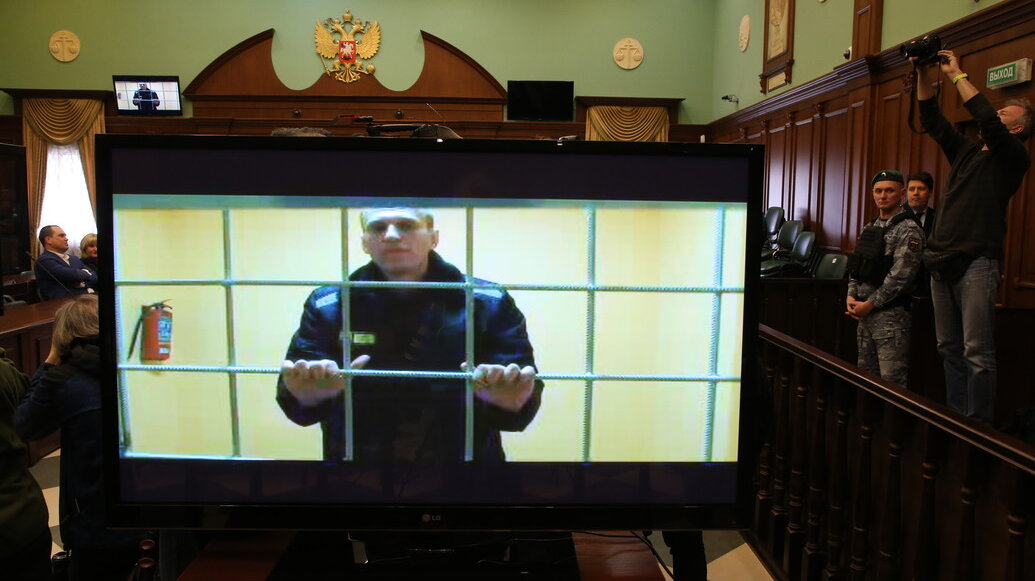 Alexey Navalny a través de una pantalla durante uno de sus juicios