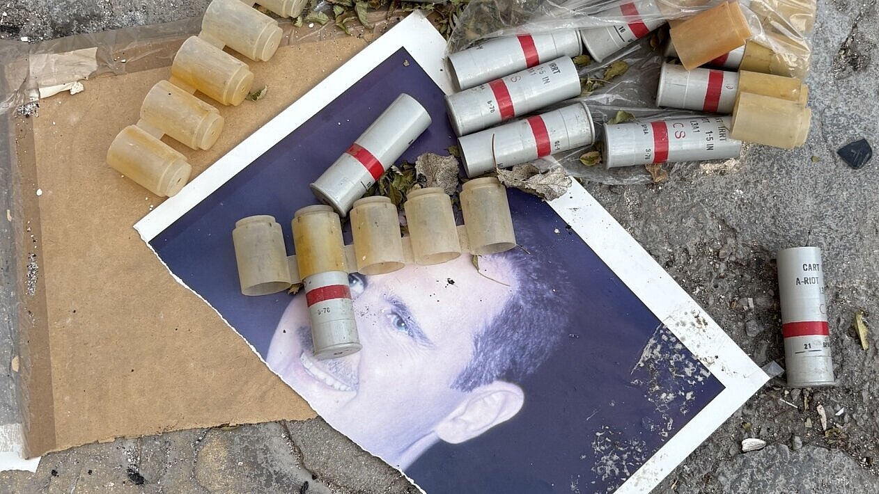 restos de balas y documentos con la foto de Al Assad