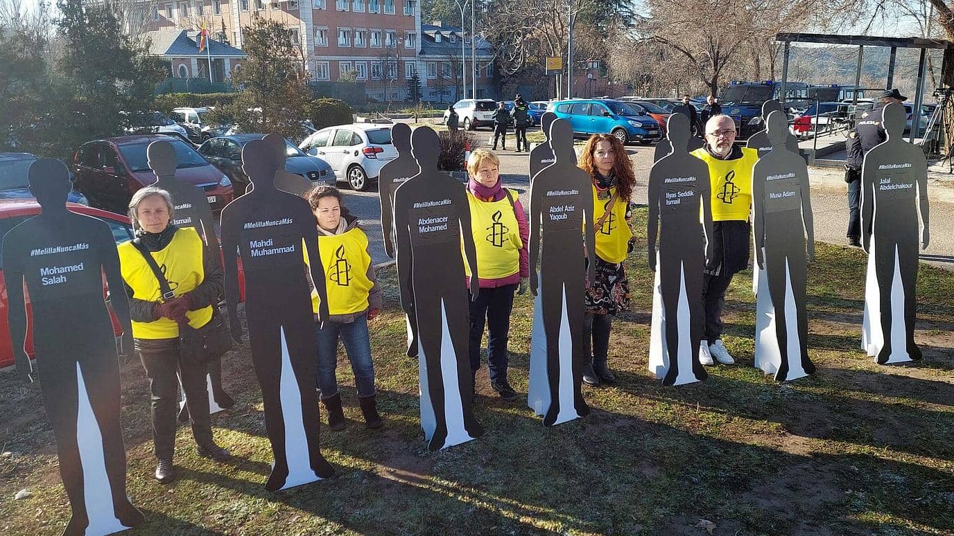 Activistas de Amnistía Internacional reclaman frente a Moncloa la investigación de la tragedia de Melilla. AI. 