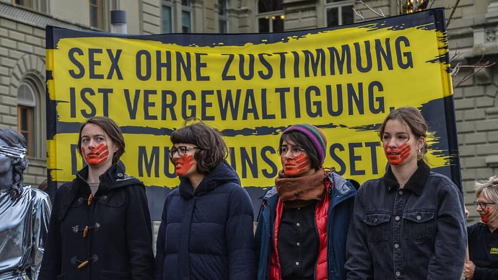 Jovenes mujeres frente a la Cancillería Federal de Suiza 