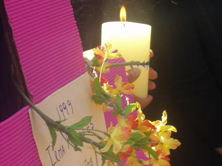Flores y velas en un acto por lass madres de Ciudad Juárez