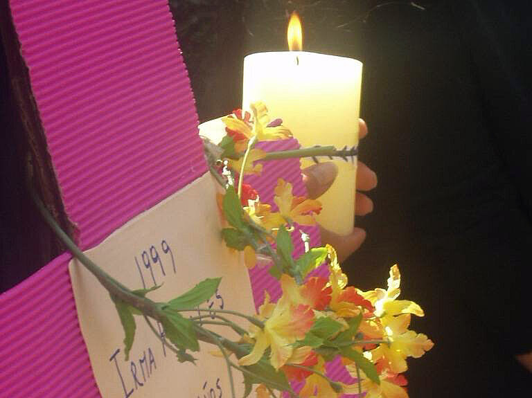 Flores y velas en un acto por lass madres de Ciudad Juárez