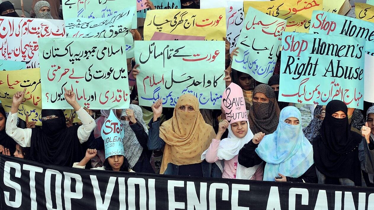 Mnnifestación con mujeres de Pakistán pidiendo el fin de la violencia contra las mujeres