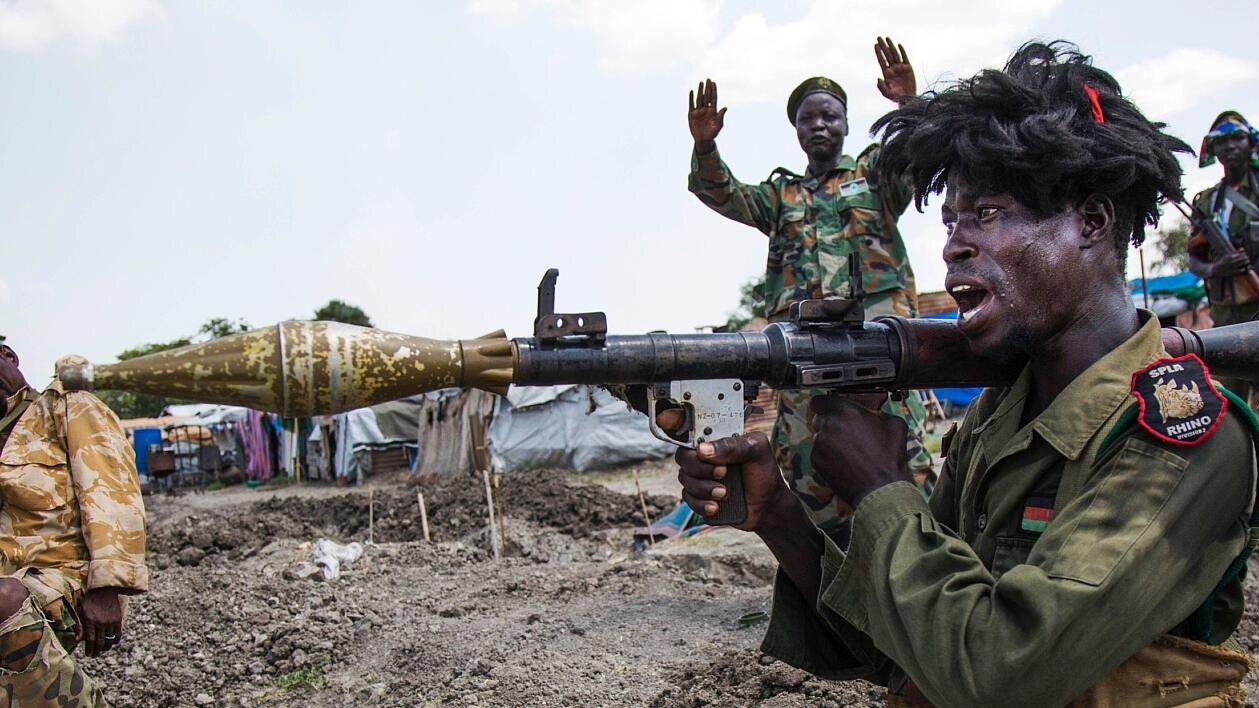 Soldado con un lanzagranadas en Sudán del Sur