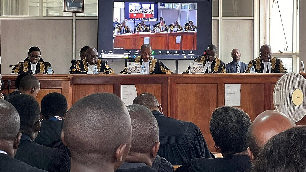 Imagen de la mesa del Tribunal Constitucional de Uganda
