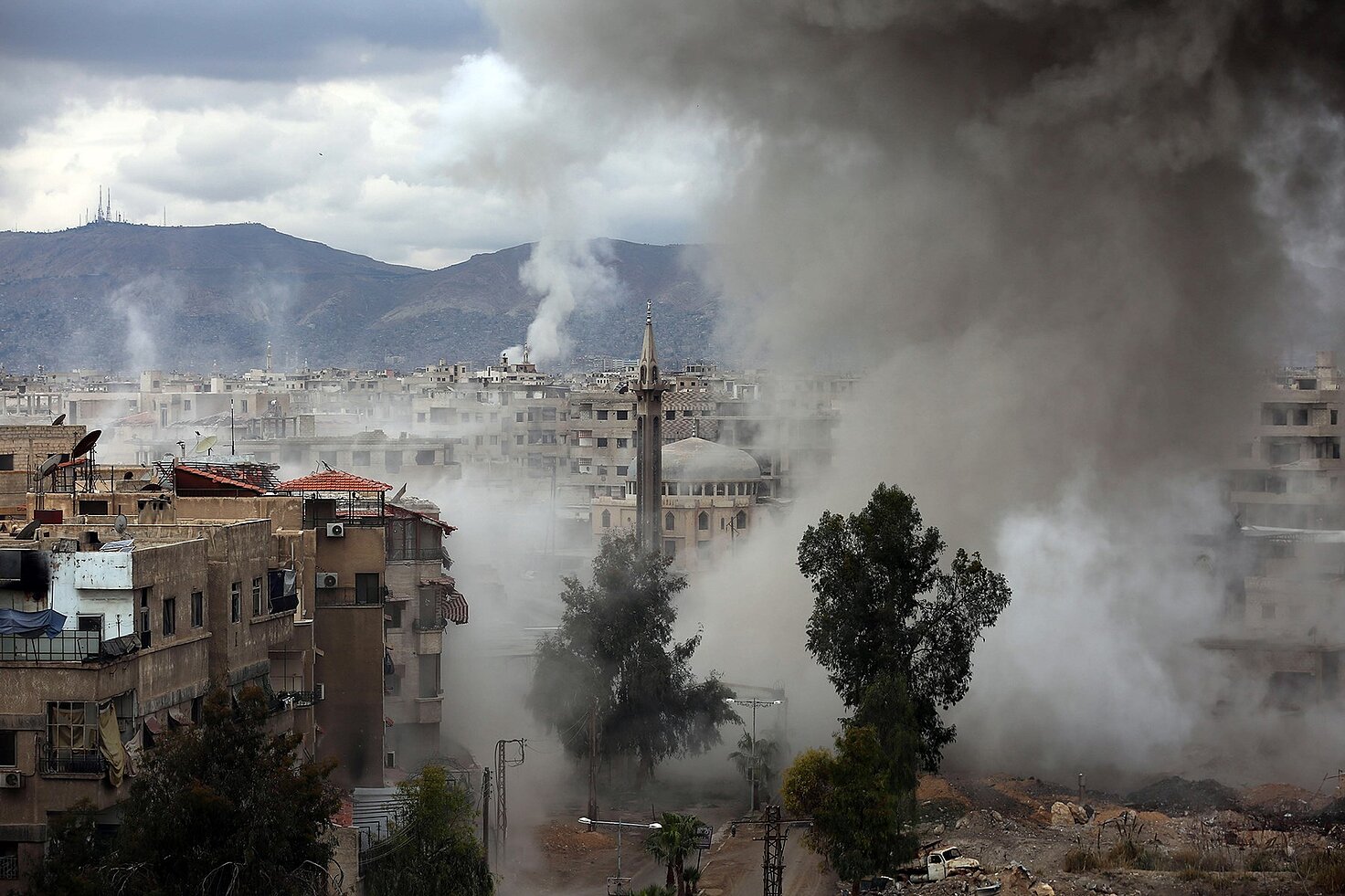 Nubes de humo se alzan en Kafr Batna, en la región sitiada de Guta Oriental, a las afueras de Damasco, tras los bombardeos del gobierno sirio, 22...