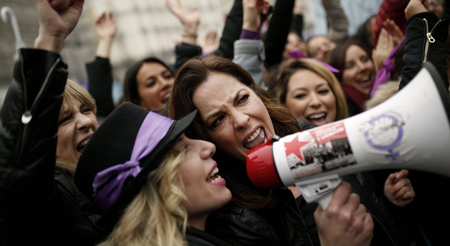 Mujeres gritan consignas en la manifestación del Día Internacional de la Mujer