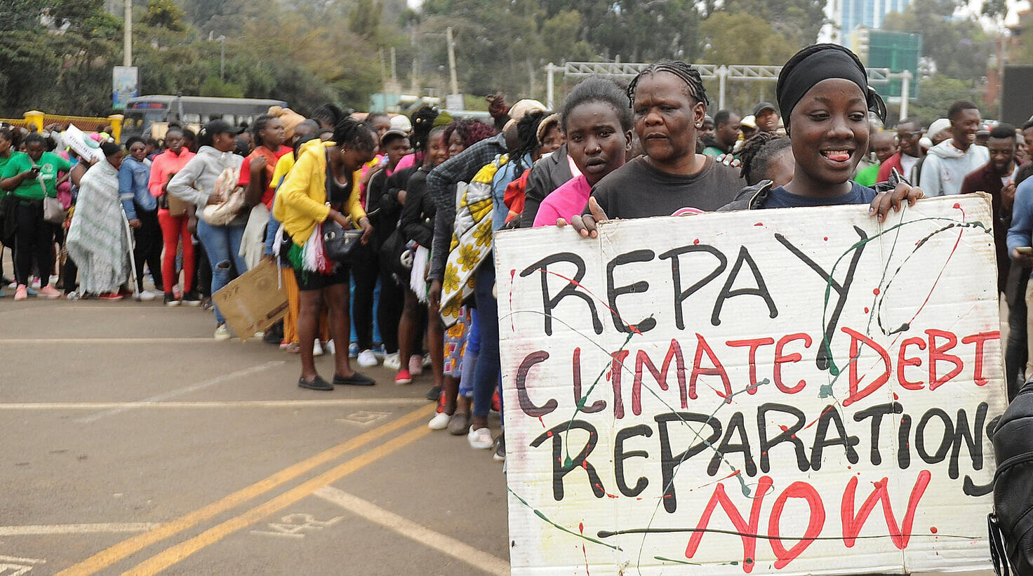 Protesta frente a la Cumbre del Clima en Nairobi, Kenia, reclamando medidas contra el uso de combustibles fósiles en septiembre de 2023.