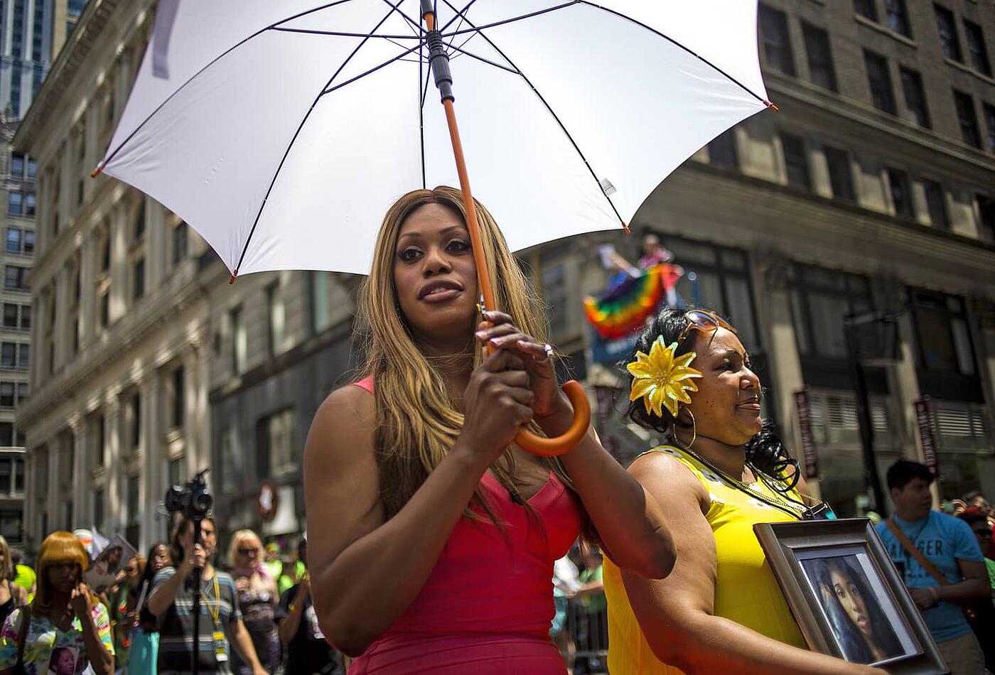 Una persona sujeta un paraguas mientras desfila en la Marcha del Orgullo en Nueva York