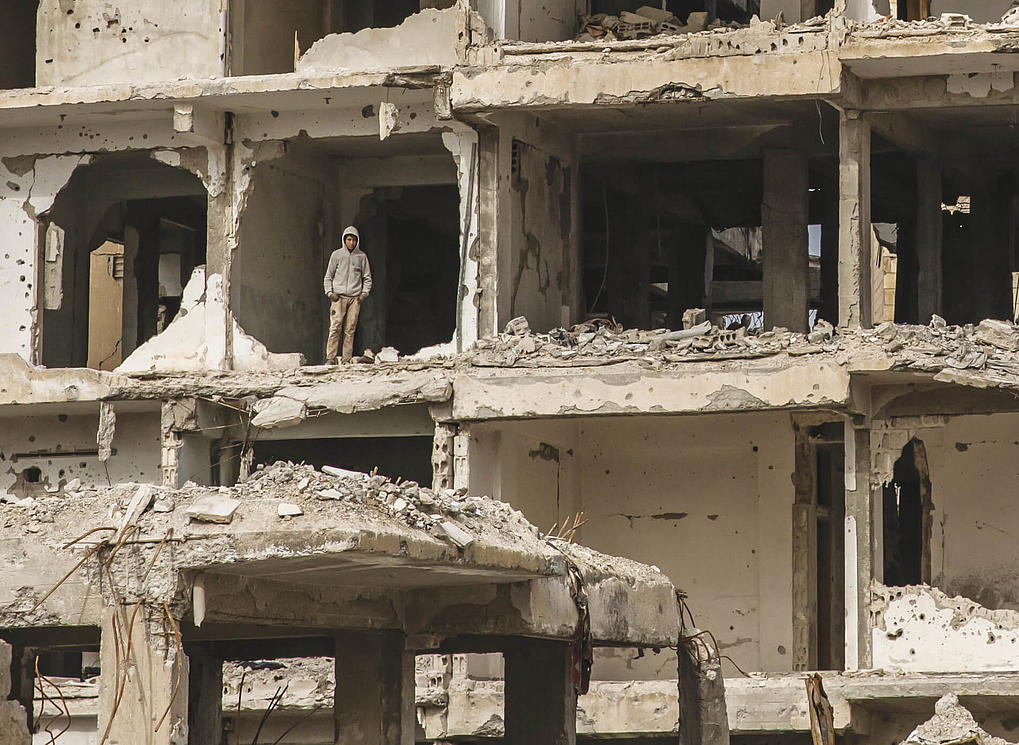 Un civil en el interior de un edificio destruido en Raqqa, Siria