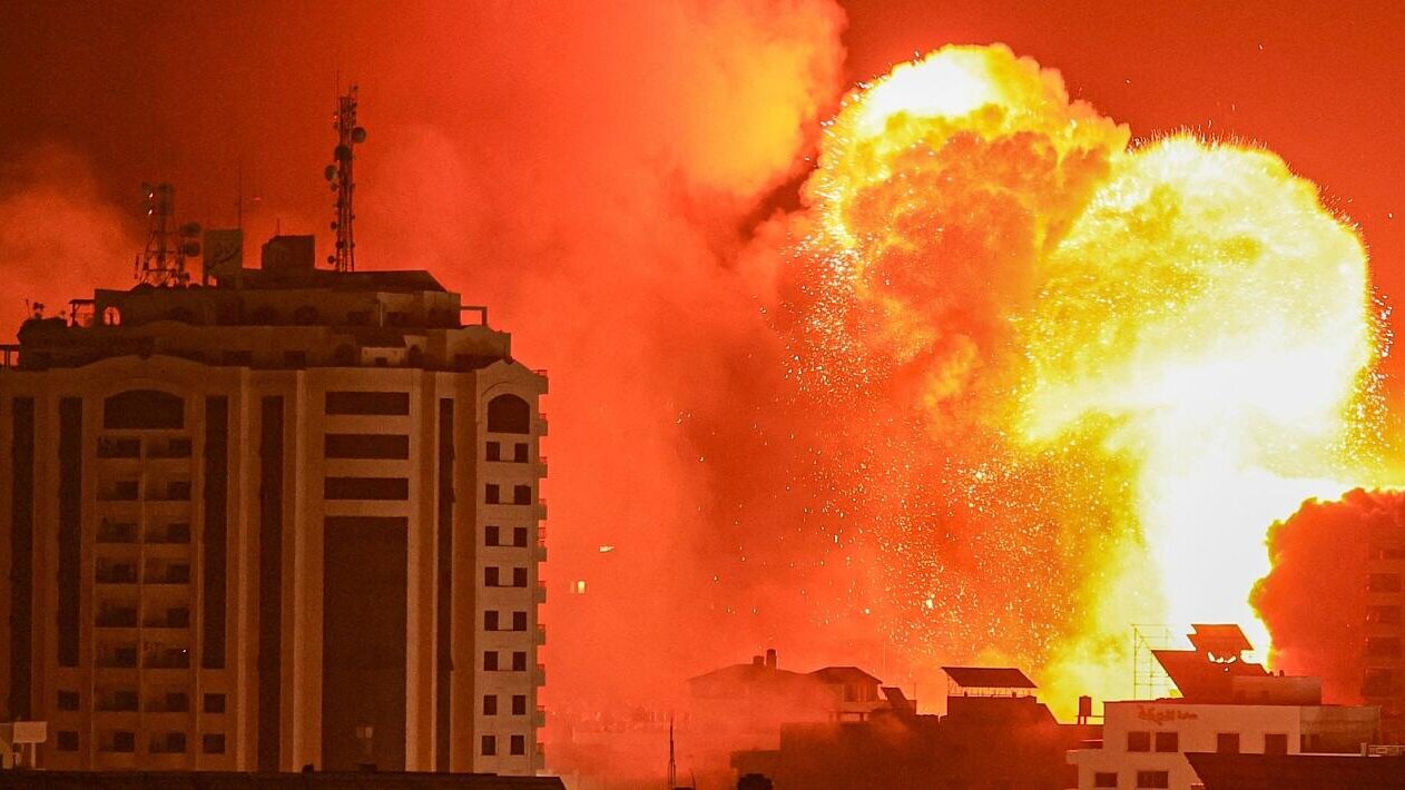Ataque con bombas y explosiones en ciudad de Gaza