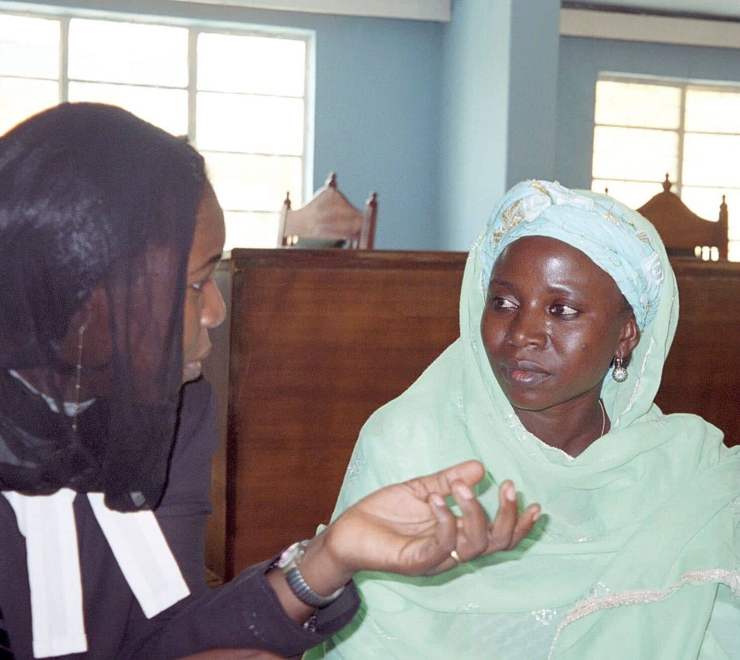 Amina conversa con su abogada en los juzgados de Katsina, en Nigeria, el 25 de marzo de 2003.