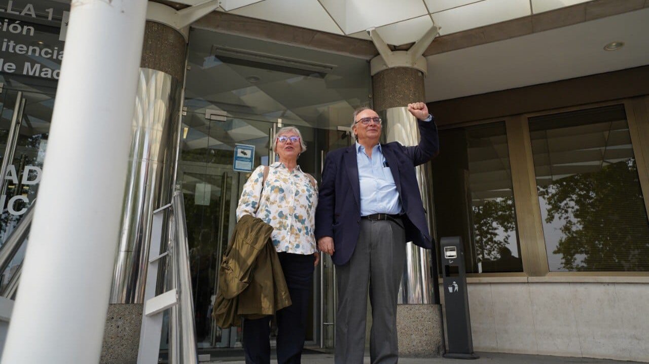 Julio Pacheco y Rosa García a la salida del juzgado