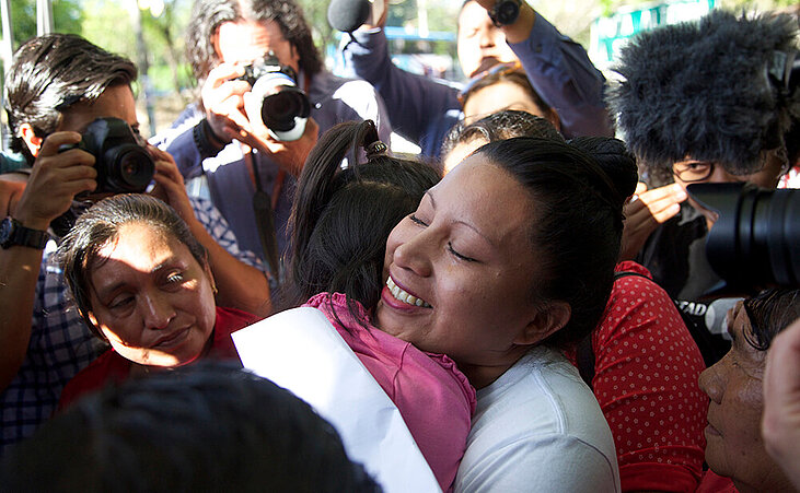 Teodora Vásquez abraza a su familia tras ser liberada del Centro de Readaptación de Mujeres, en Ilopango, El Salvador, el 15 de febrero de 2018....
