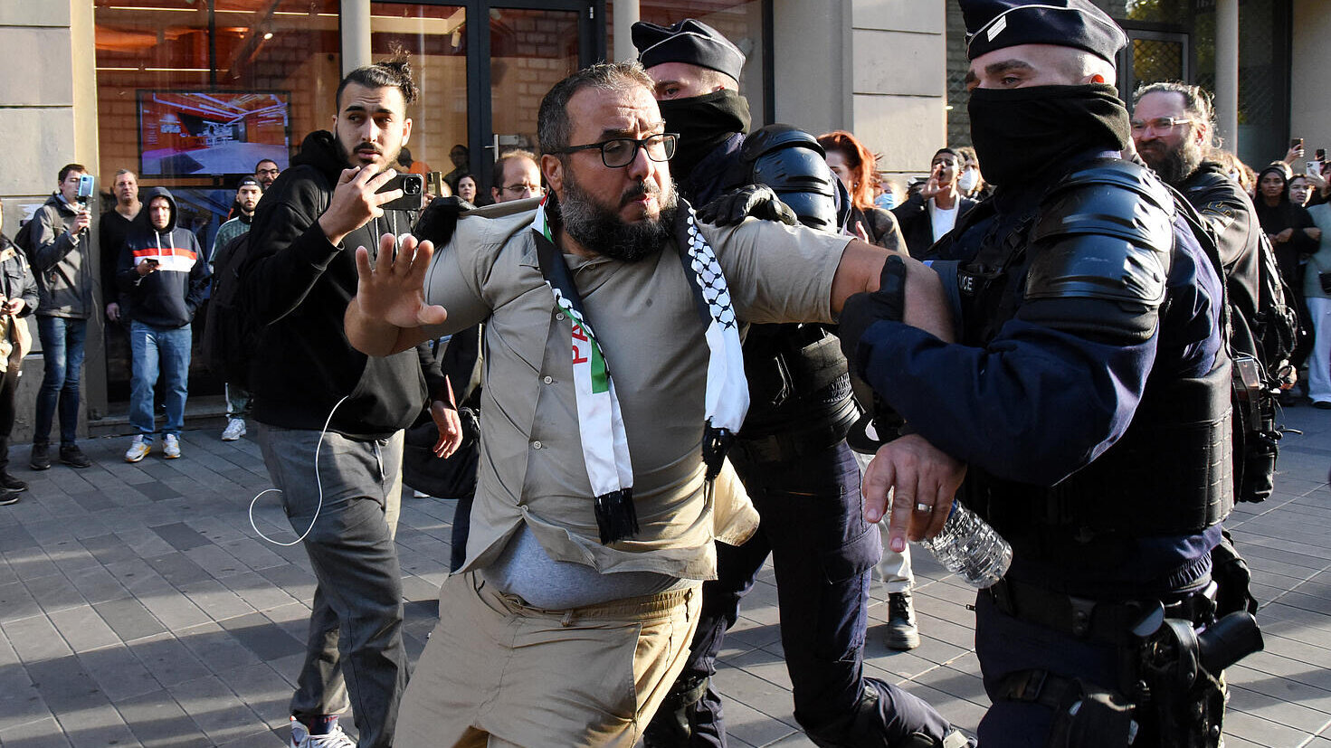 La policía francesa arresta a un hombre en una manifestación no autorizada en solidaridad con Palestina en París