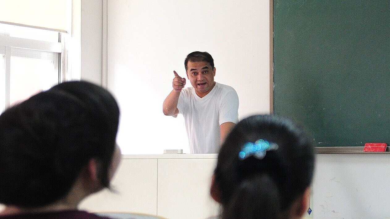 El preso de conciencia Ilham Tohti dando clase
