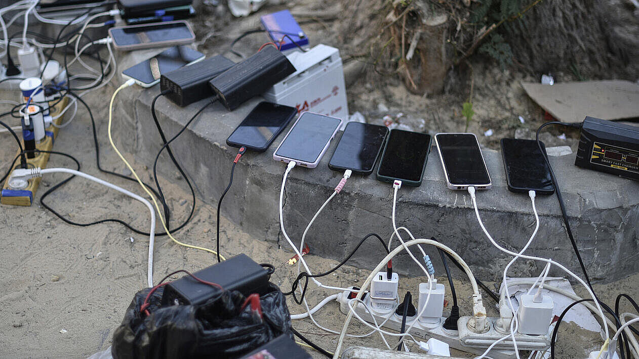 Cámaras de televisión y decenas de móviles cargándose en la calle