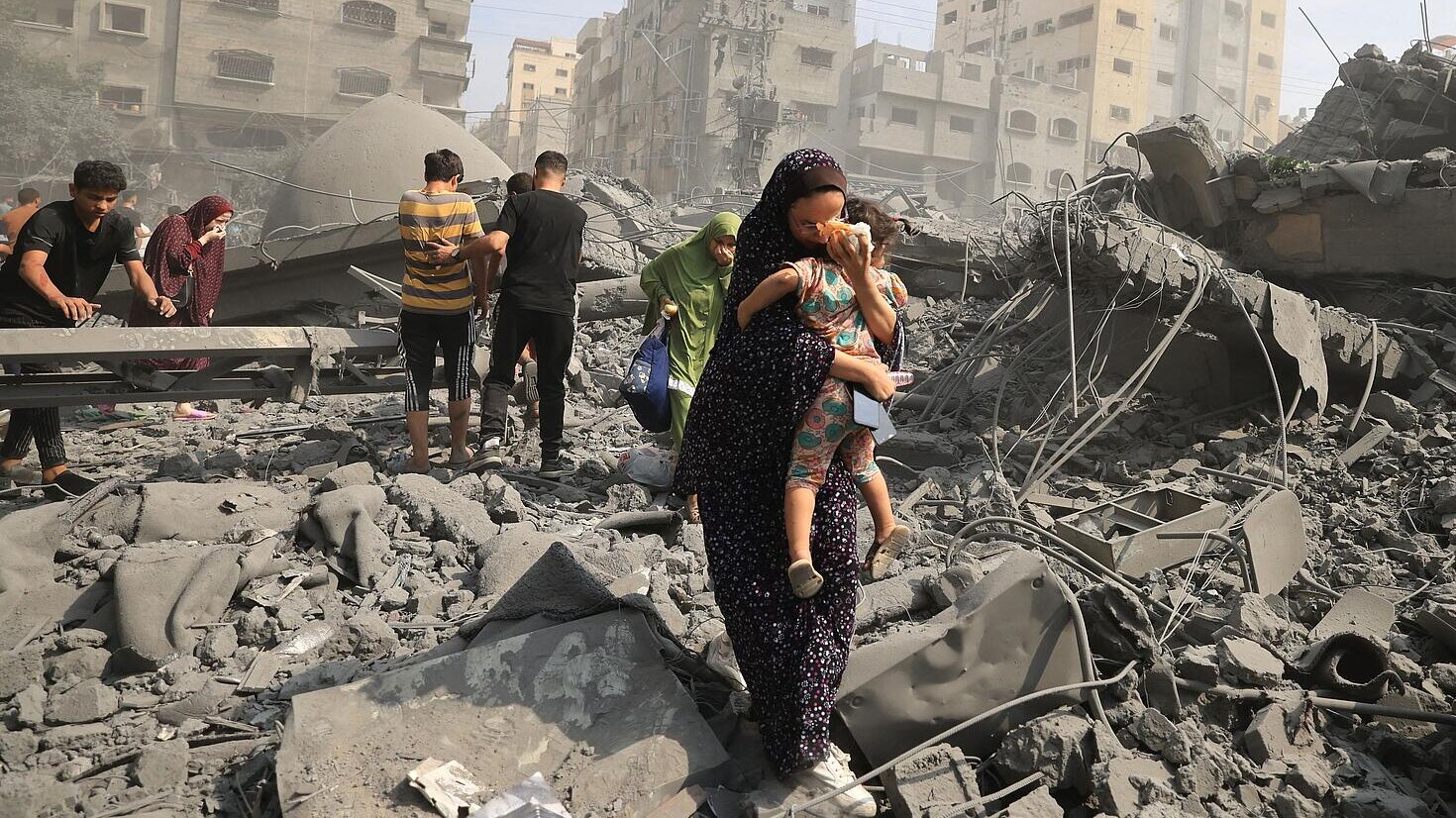 Población palestina evacúa una zona bombardeada por Israel en la ciudad de Gaza el 9 de octubre de 2023.
