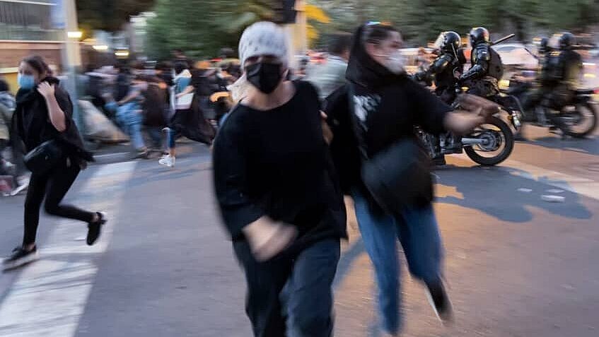 Mujeres huyendo de policias en moto