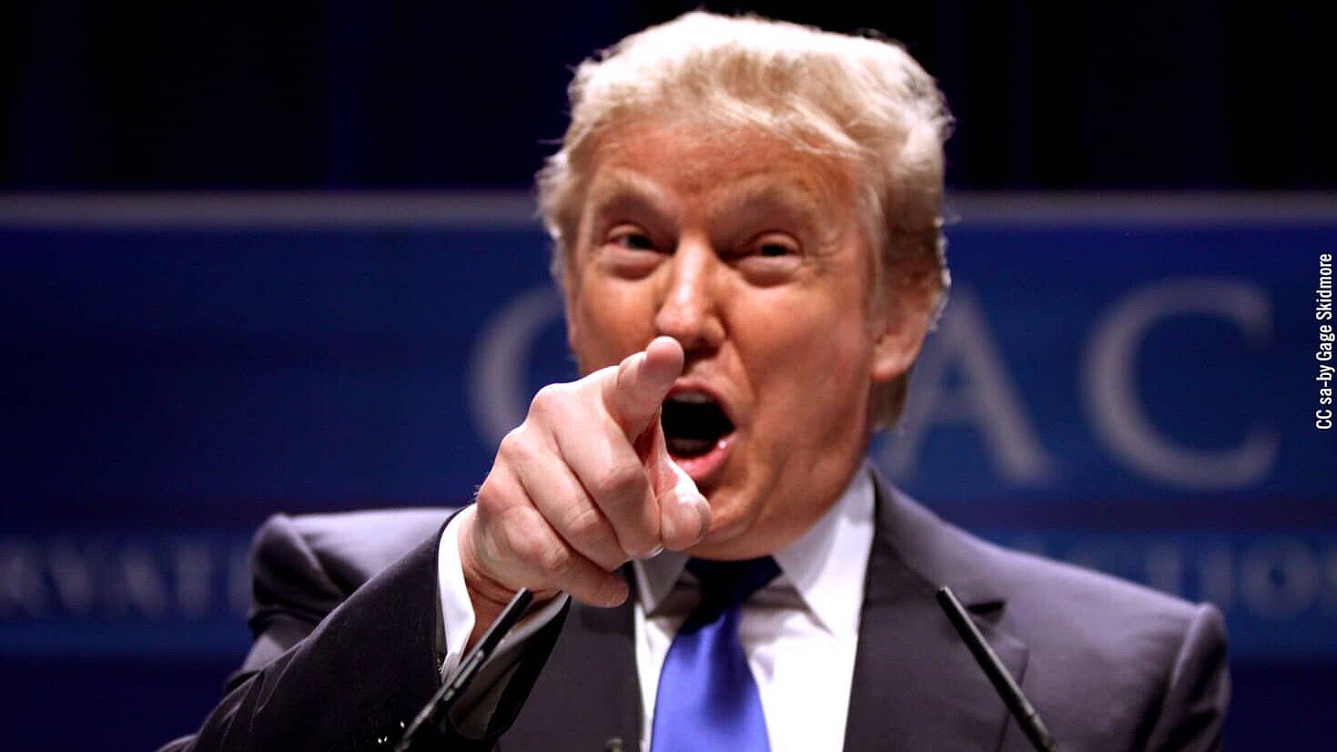 Trump señalando con el dedo