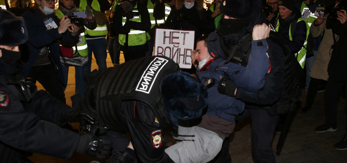 Rusia: El Kremlin censura medios de comunicación y dispersa a manifestantes que se oponen a la invasión de Ucrania