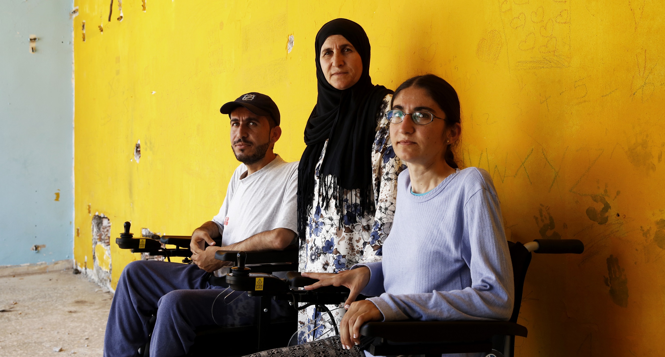 Alan Mohammad y Gyan (en sillas de ruedas) con su madre.