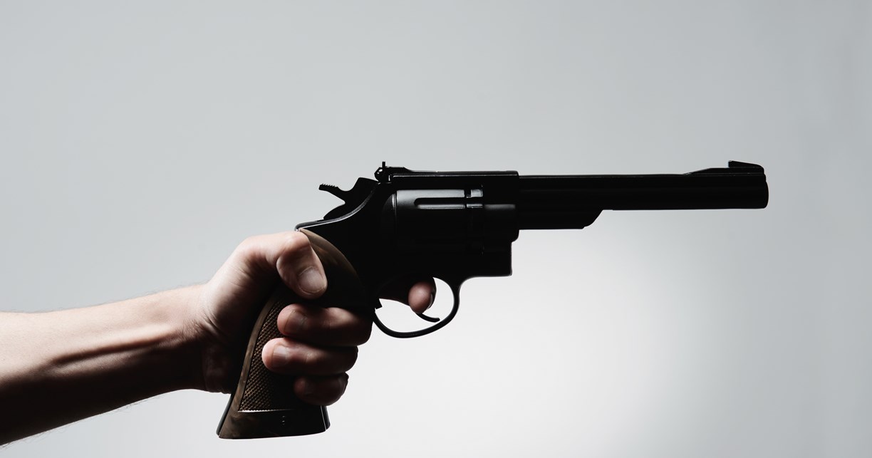Puede poseer un arma de fuego después de un delito grave?
