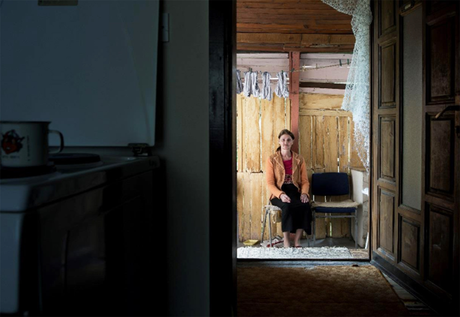 Una superviviente sentada en su hogar al norte de Bosnia.