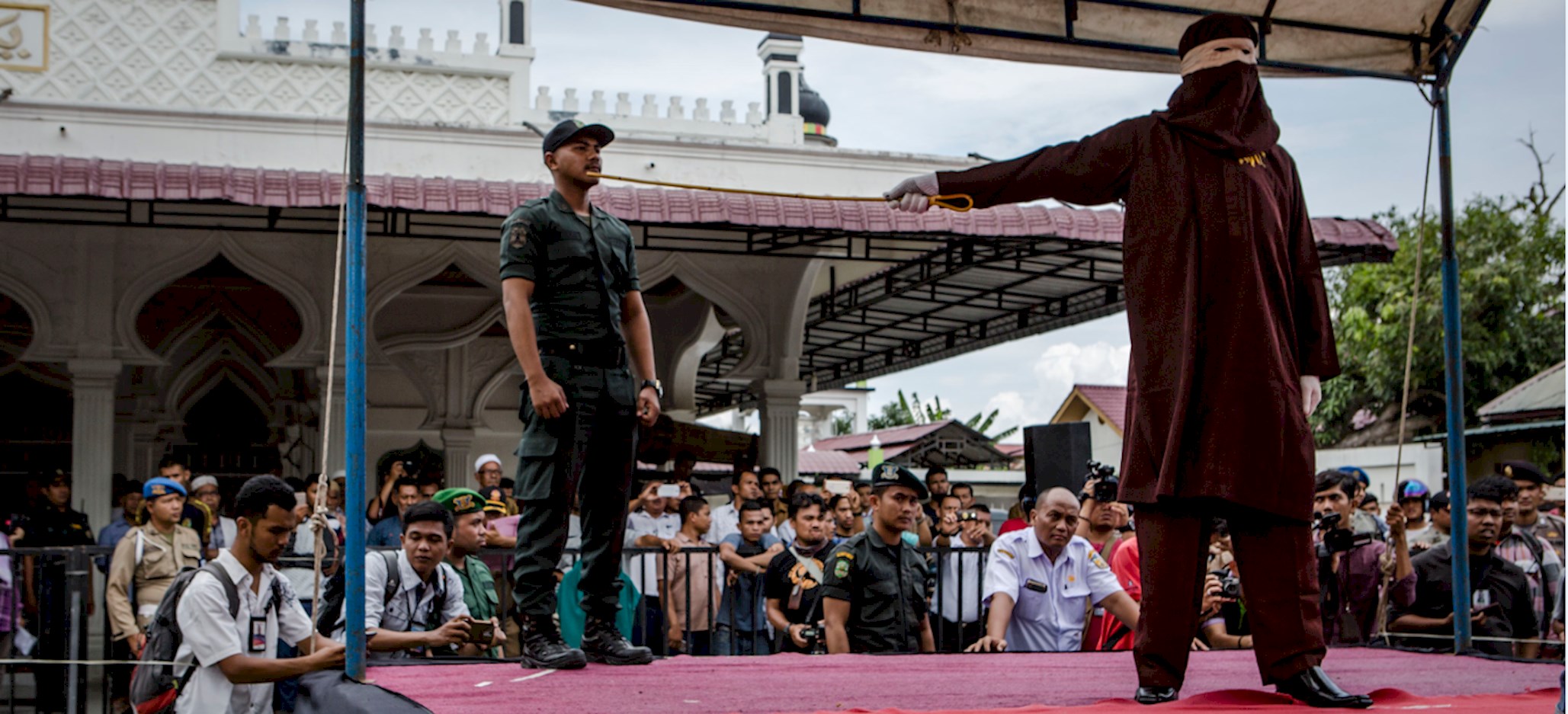 Indonesia Azotes con vara a hombres gays, un atroz acto de crueldad imagen