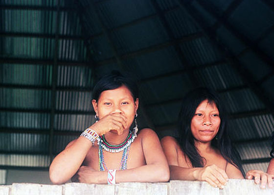 Mujeres indígenas de la comunidad emberá en el departamento de Chocó
