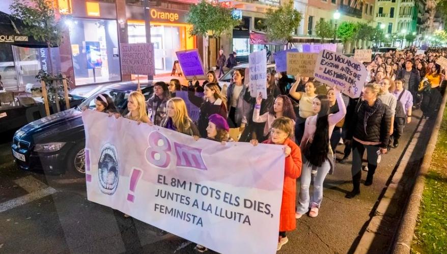 Grupo de manifestantes a portaren unha pancarta na manifestación do Día Contra a Violencia de Xénero. © Yasmina López