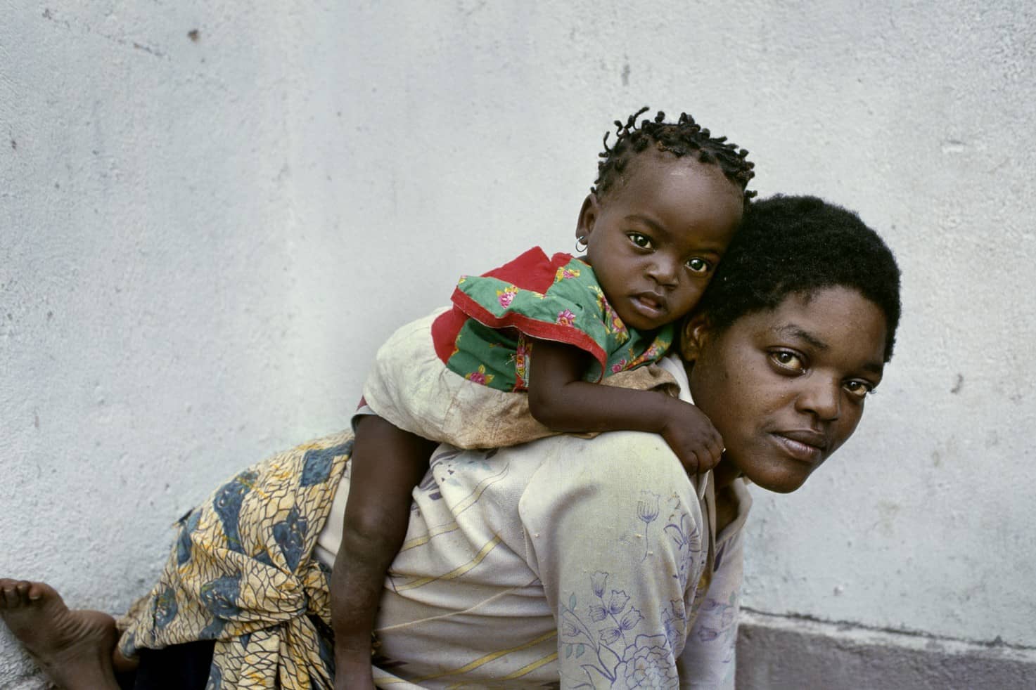 Una madre poliomielítica angoleña con su pequeña hija