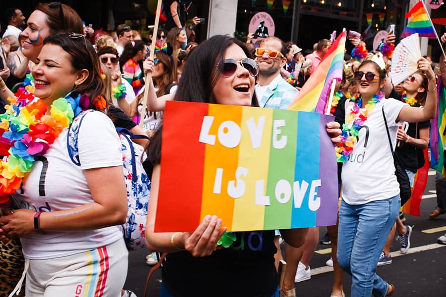 Miembros y simpatizantes de la comunidad LGBTI participan en el desfile del Orgullo de 2019 en Londres