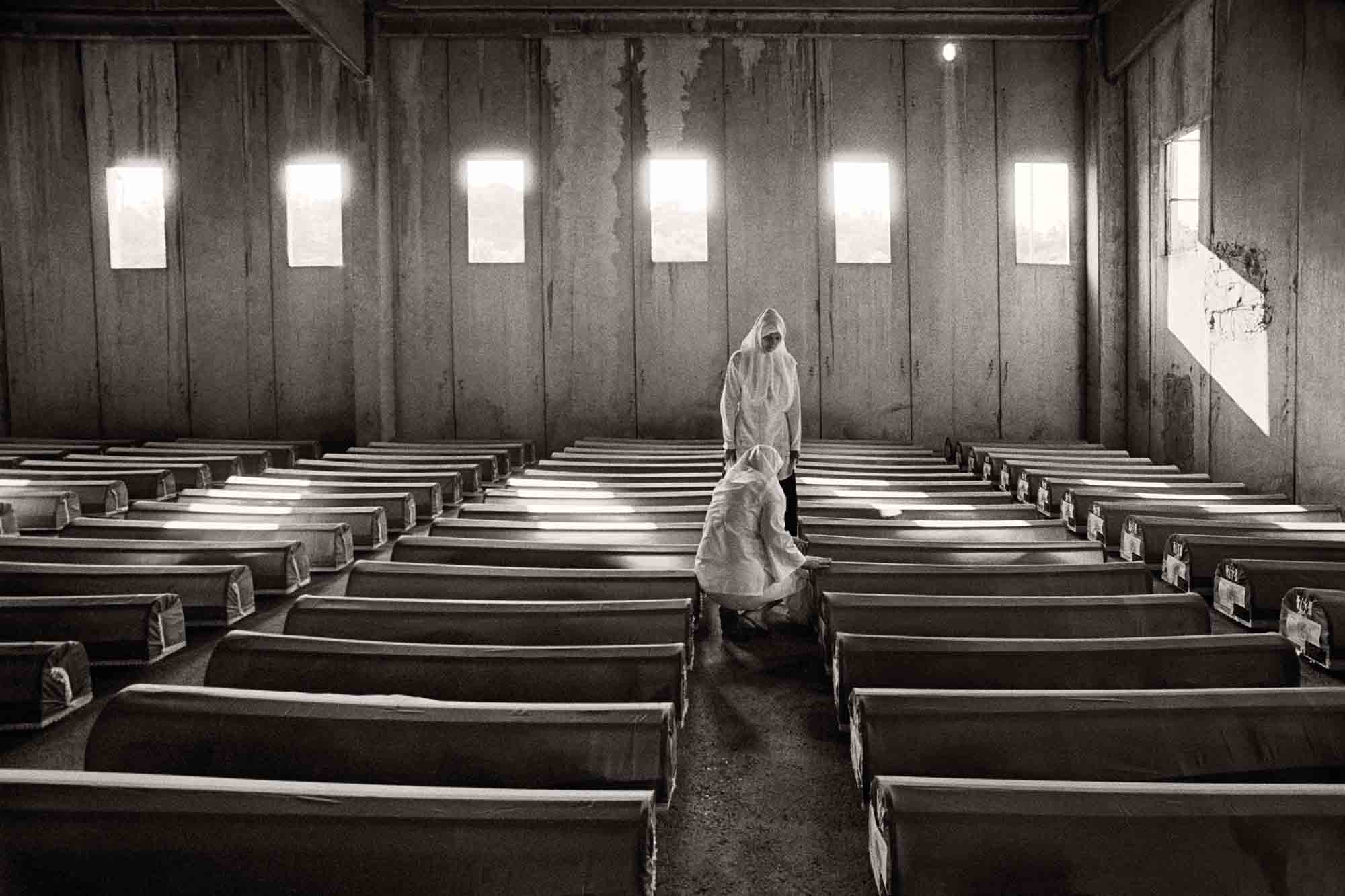 Ataúdes víctimas del genocidio de Srebrenica