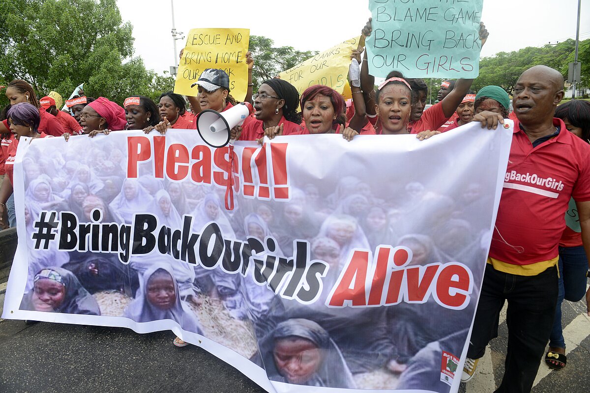 Varias personas sostienen una pancarta mientras marchan por la liberación de las más de 200 escolares secuestradas en Chibok, en Lagos, Nigeria, el...