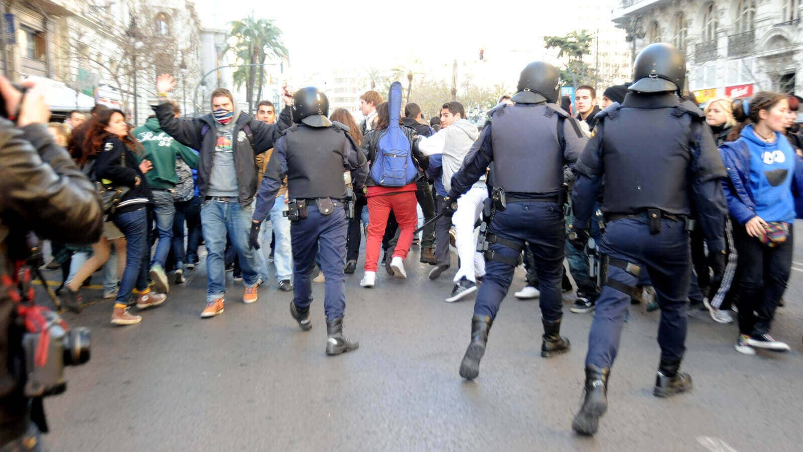 La policía dispersa una manifestación estudiantil en el I.E.S. Lluís Vives (Valencia, 2012) 